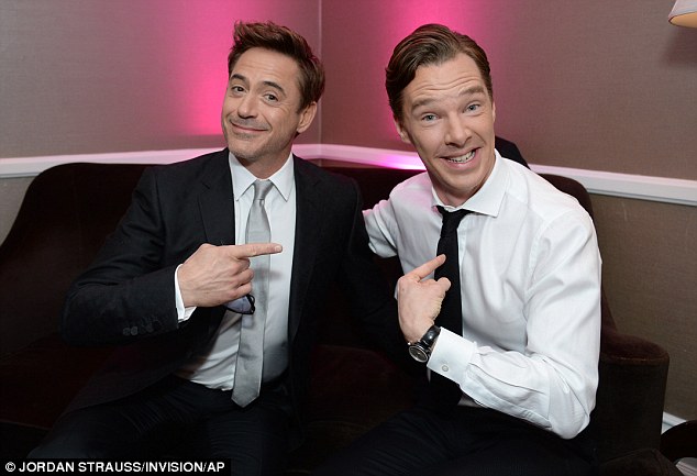 Cumberbatch e Downey Jr. se investigam em trajes civis depois de atuarem como Sherlock Holmes no cinema e na TV, respectivamente.