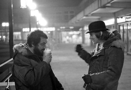 Bastidores do filme Laranja Mecânica. Kubrick e McDowell conversam no set de filmagem.