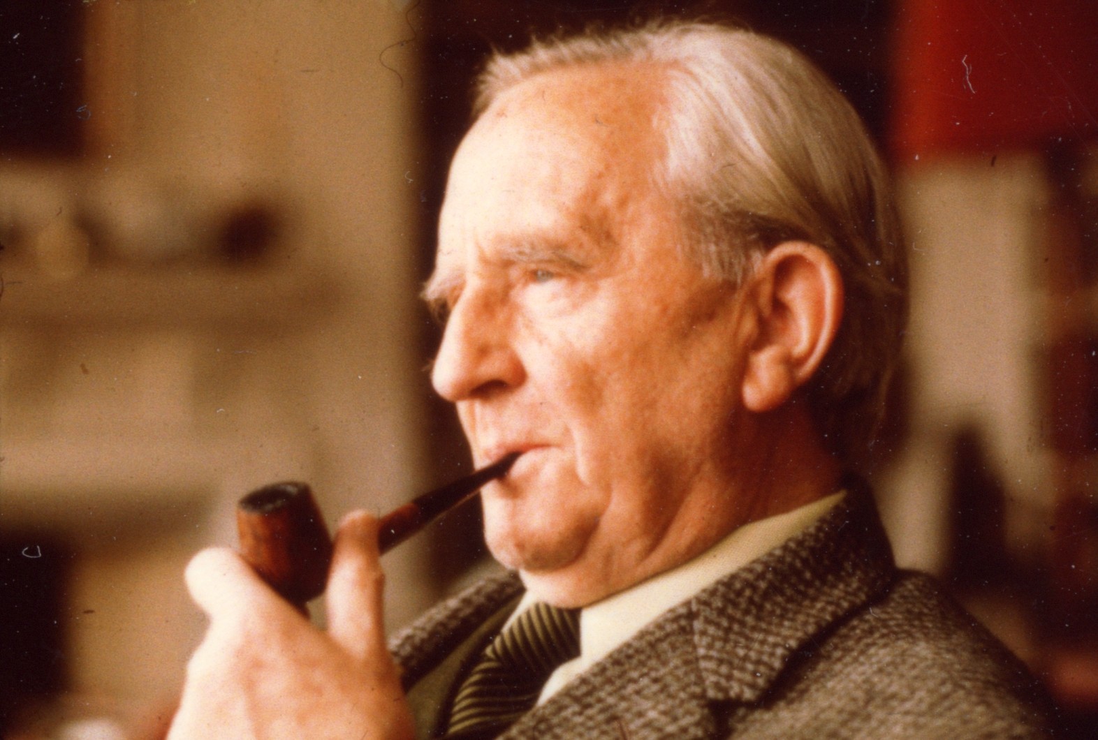 John Ronald Reuel Tolkien, conhecido internacionalmente por J. R. R. Tolkien, foi filólogo, professor e autor de livros como O Senhor dos Anéis e O Hobbit.