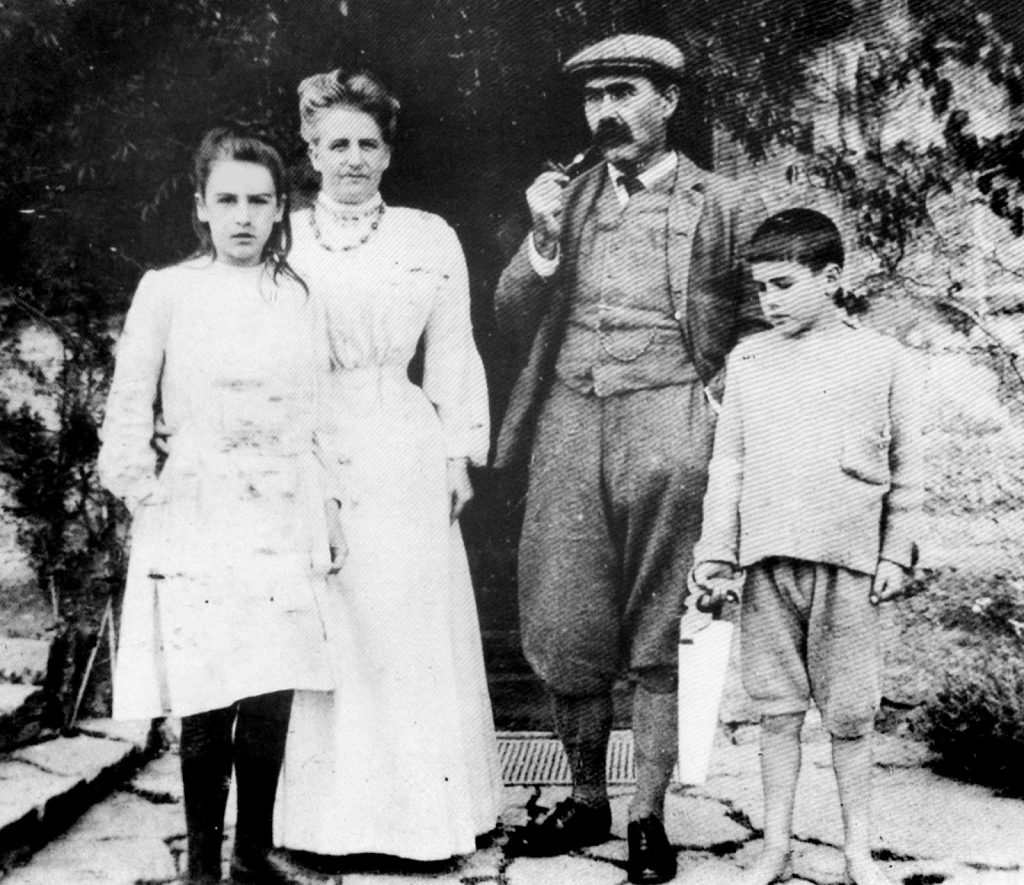 A família Kipling já sem Josephine e com John à direita.