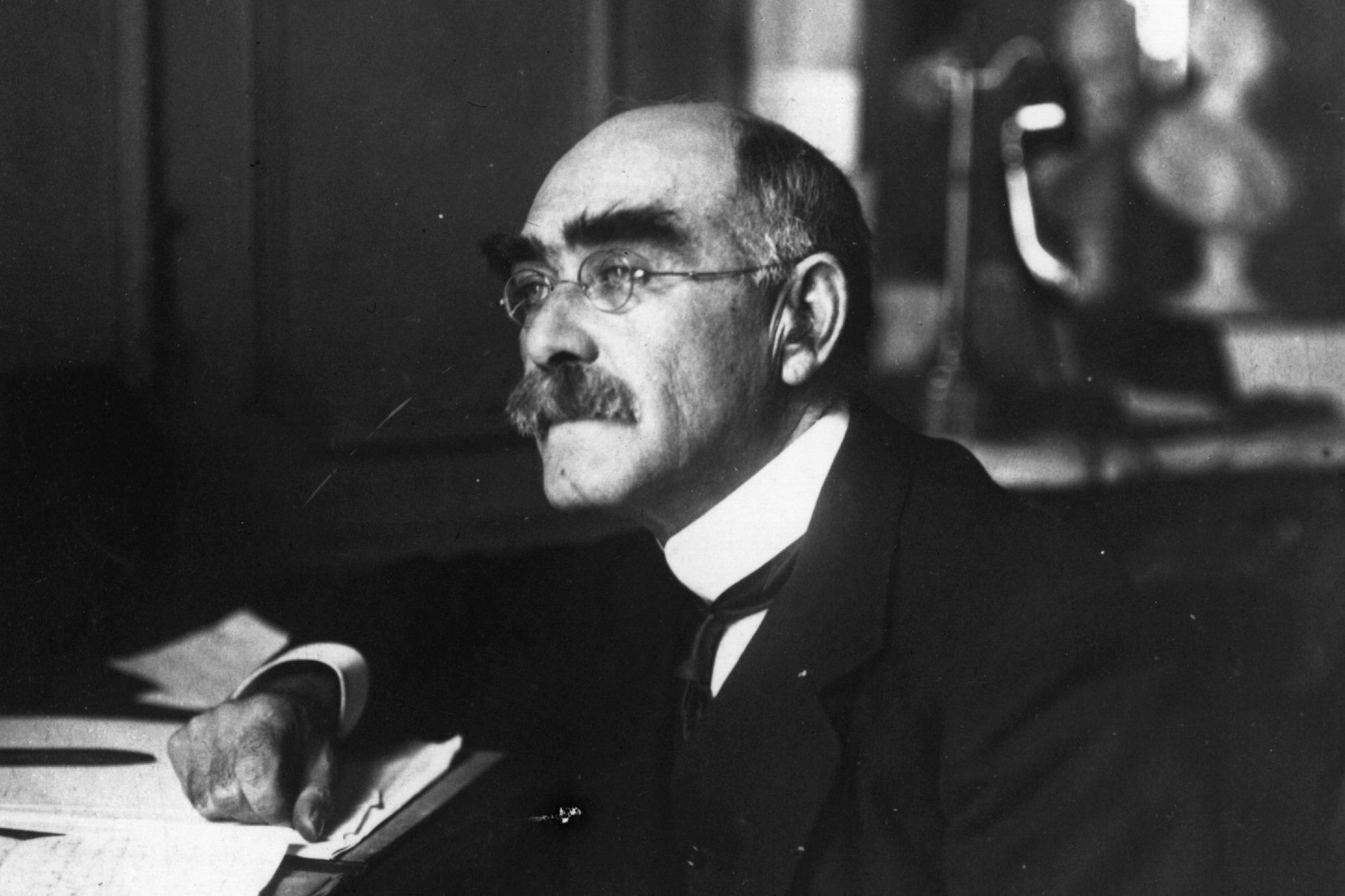 Rudyard Kipling em seu estúdio.
