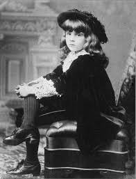 Vivian Burnett vestido como o pequeno lorde.