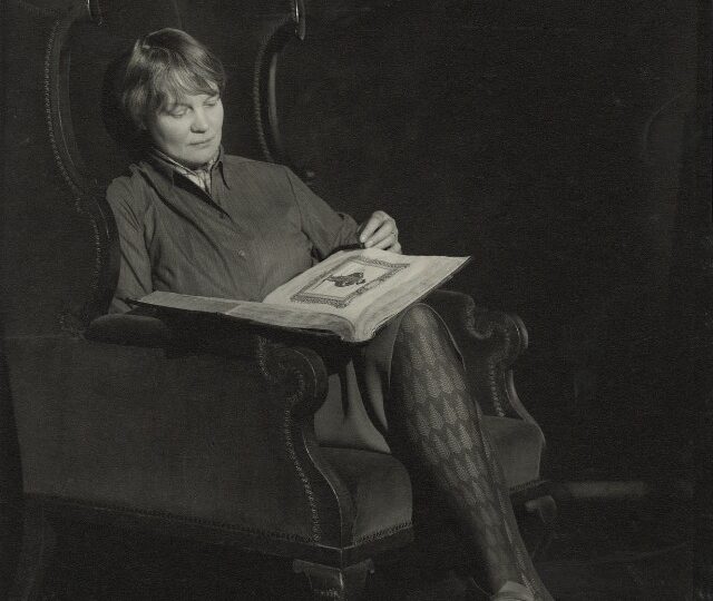 Iris Murdoch por Madame Yevonde (National Portrait Gallery)