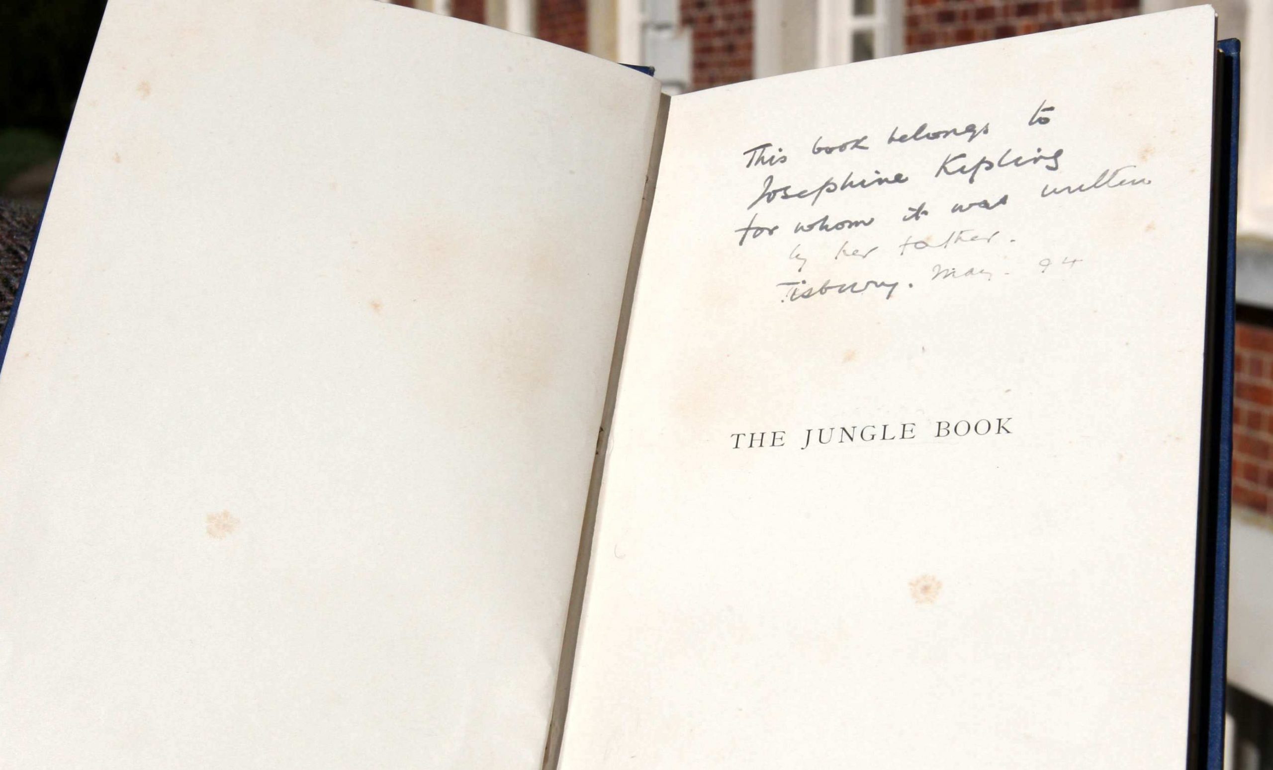 Na dedicatória: “Este livro pertence a Josephine Kipling, para quem ele foi escrito por seu pai.”