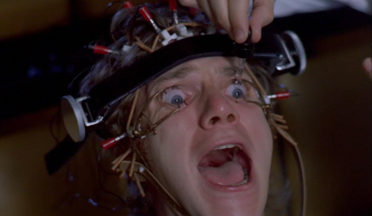 Cena do filme de Stanely Kubrik, A laranja mecânica (1972). O jovem Alex (Malcolm McDowell) sofre sua lavagem cerebral após desafiar o sistema e ser capturado pelo Estado.