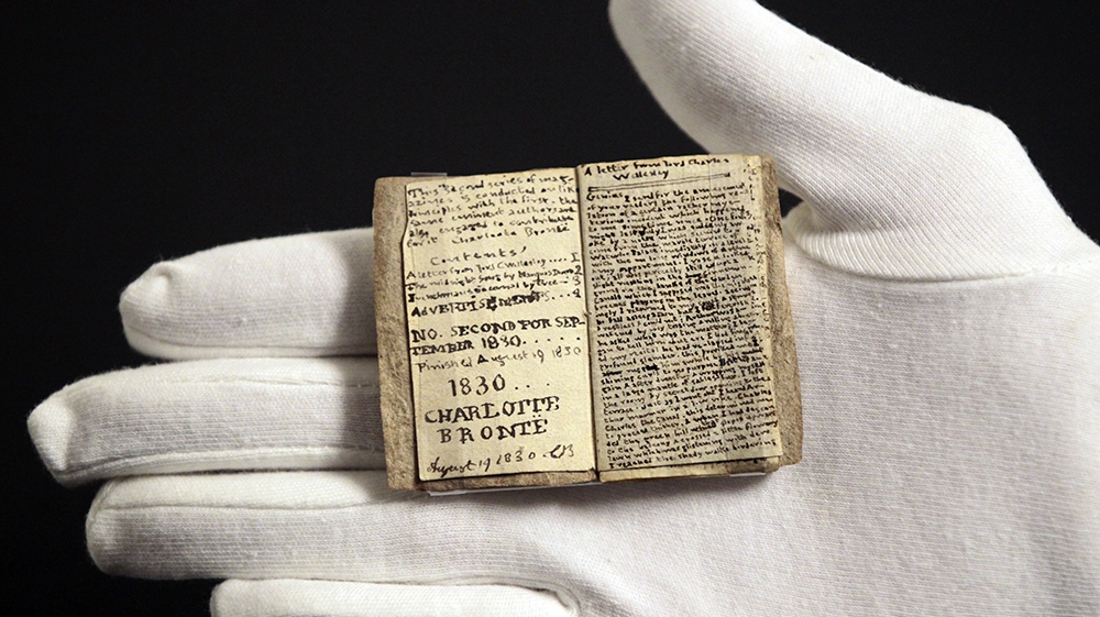 Manuscrito em miniatura datado de 1830, escrito por Charlotte Brontë quando ela tinha 14 anos. Ele contém mais de quatro mil palavras em dezenove páginas. Foto de Charles Platiau / Reuters